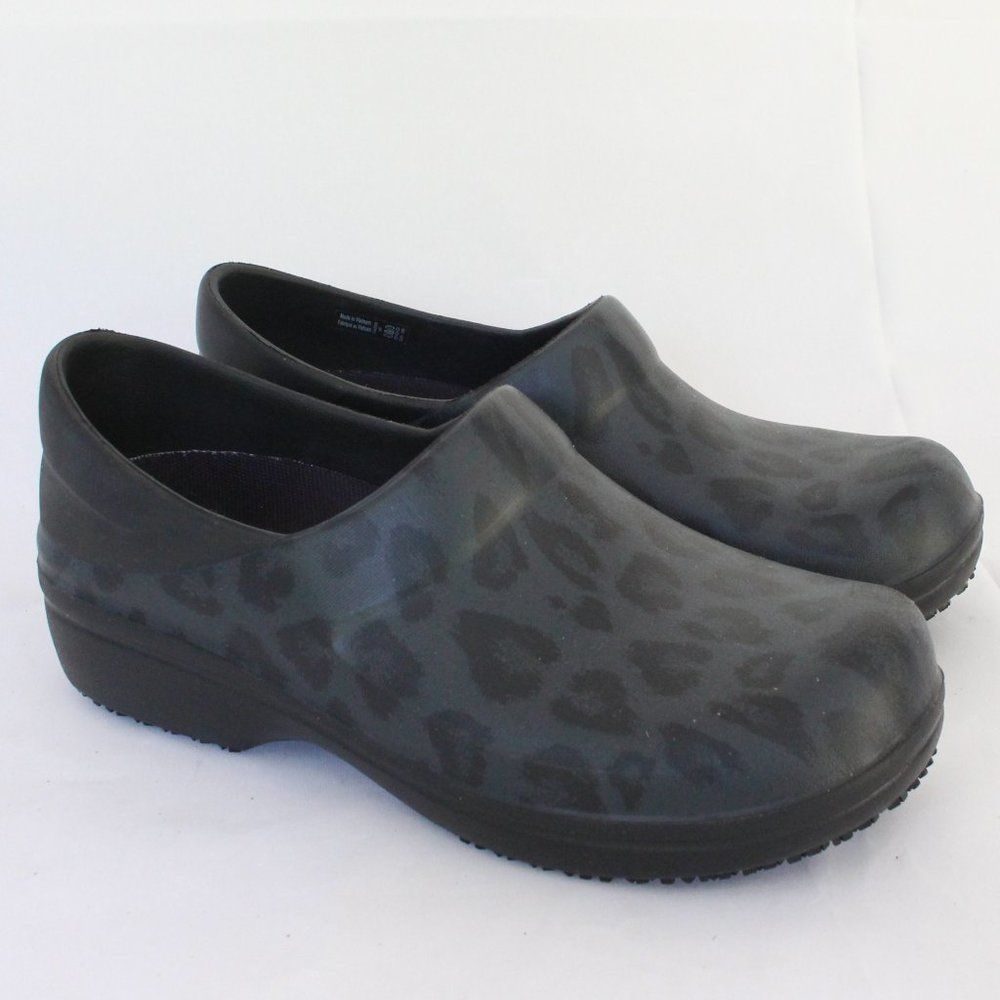 Crocs Neria Pro II Womens Size 8 Graphic Work Clogs Grey and Black Animal Spots